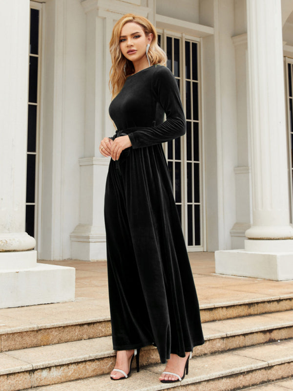 Luxurious black velvet dress with round neck




