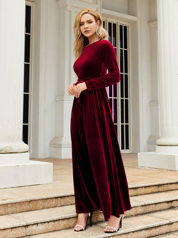 Luxurious red velvet dress with round neck
