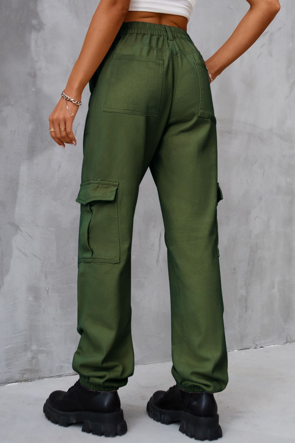 Olive high-waist pants with pockets for a stylish and practical design.
