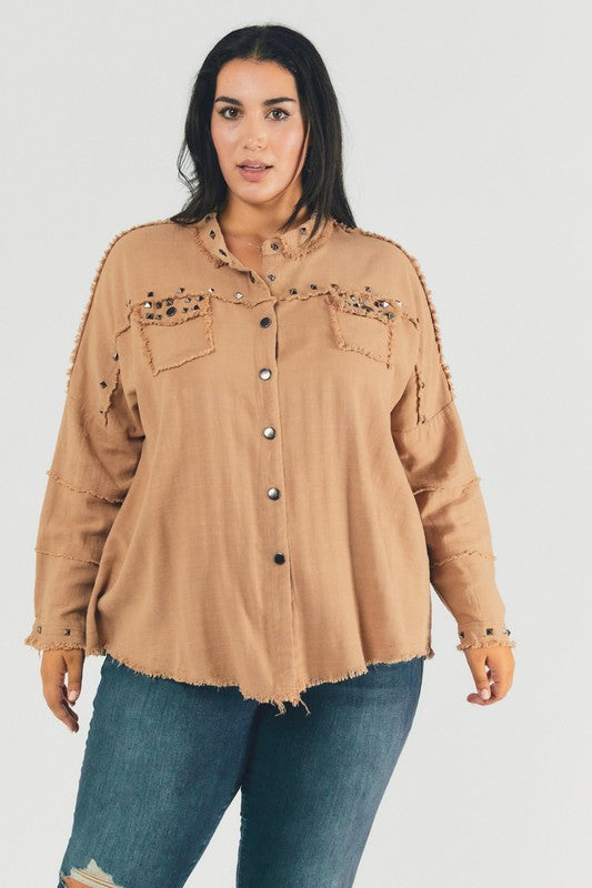 Breathable cotton-viscose blend oversized shirt for plus-size women.
