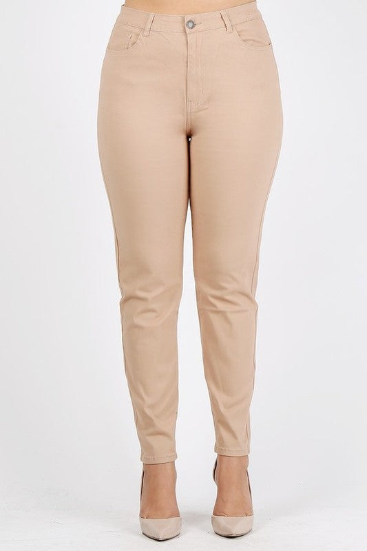 Relaxed-fit plus-size jeans in khaki, ideal for everyday wear.
