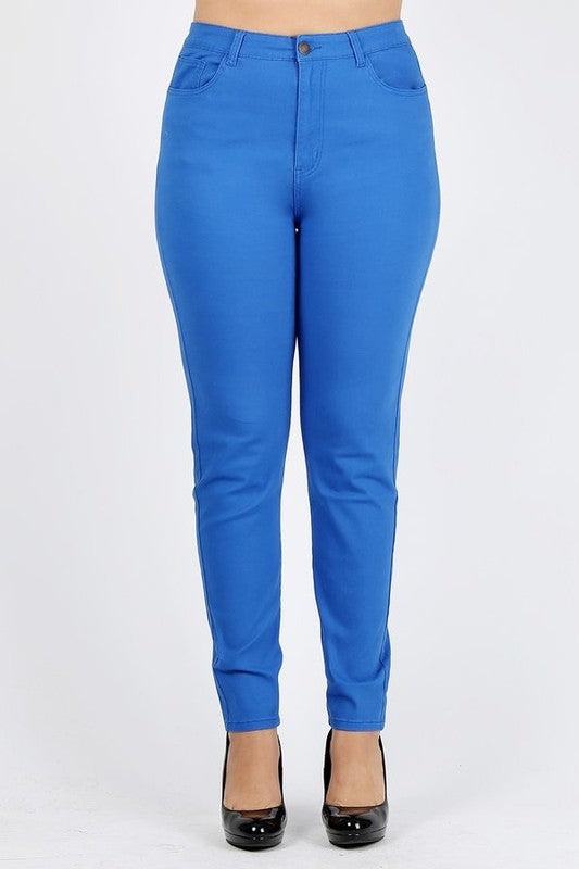 Relaxed-fit plus-size jeans in royal blue, perfect for bold and elegant looks.
