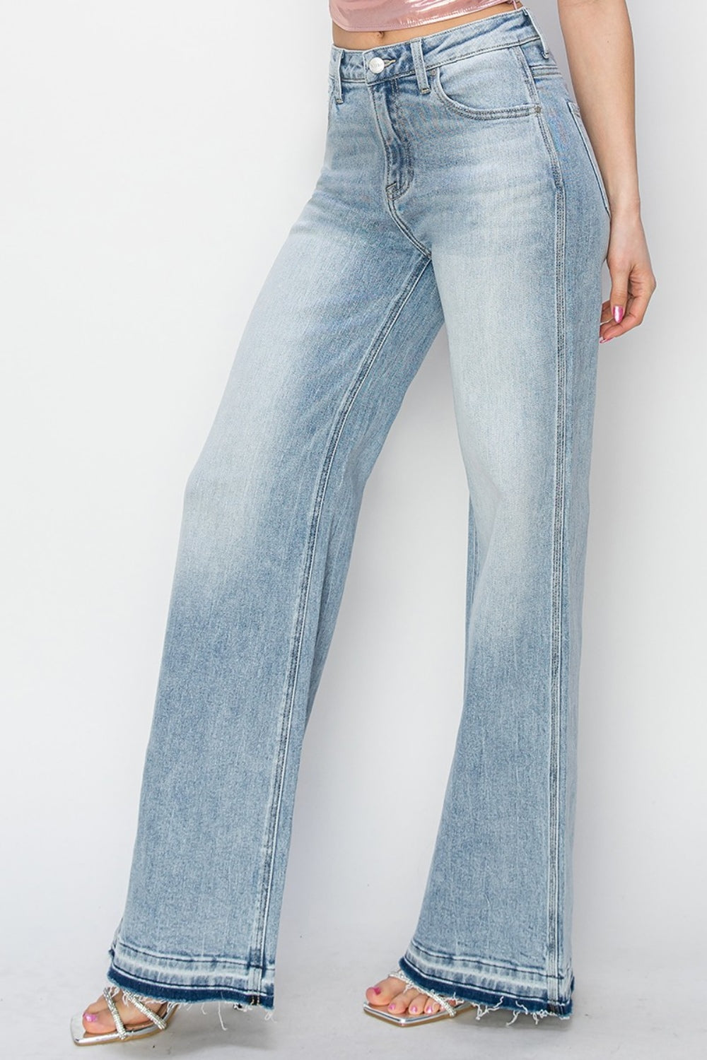 Stylish high rise wide leg jeans with pockets and slight stretch
