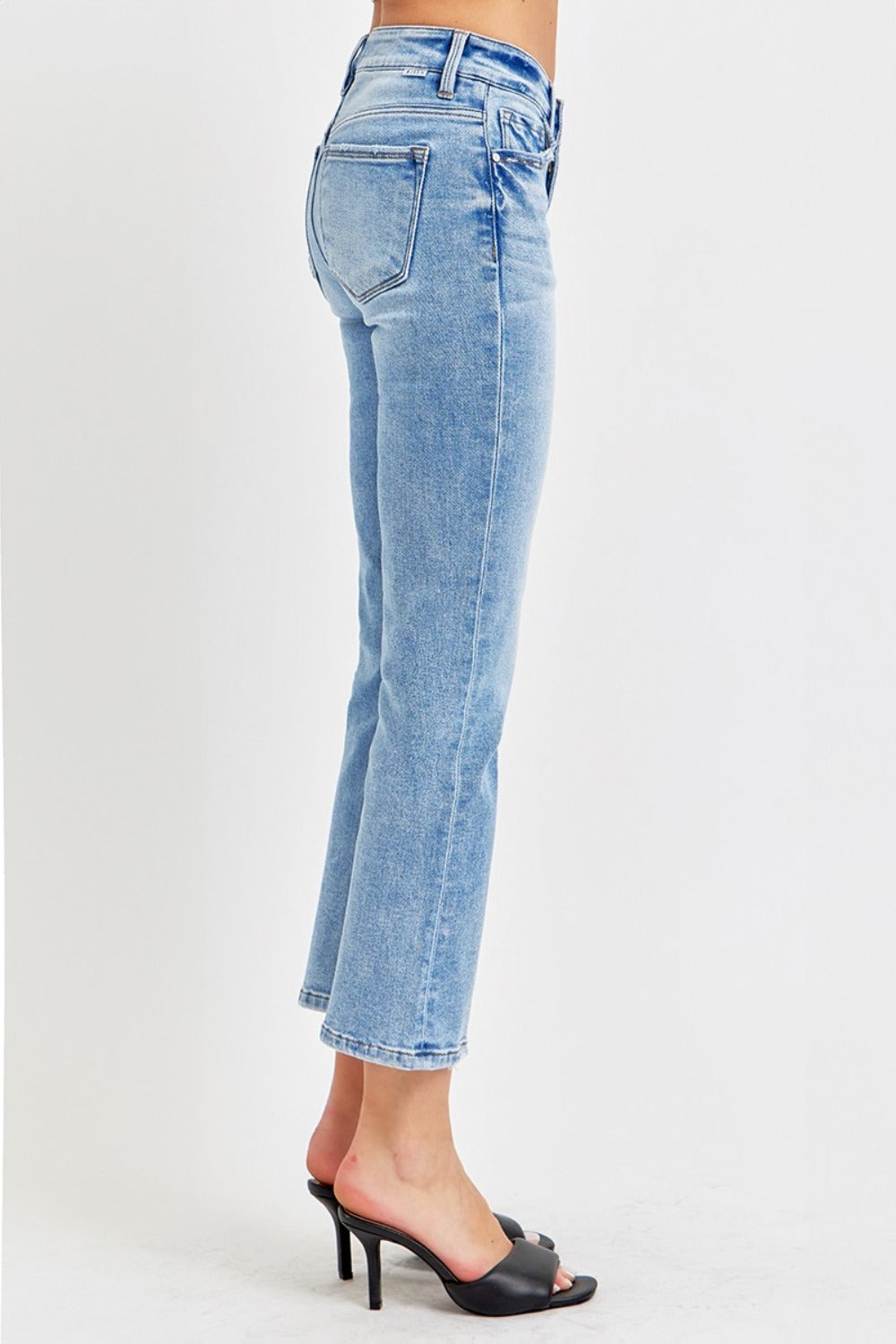 Fashionable low-rise jeans with slightly stretchy fabric.
