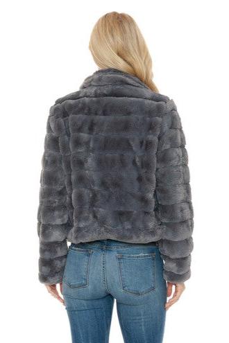 Women’s faux fur jacket featuring soft material and convenient side pockets.
