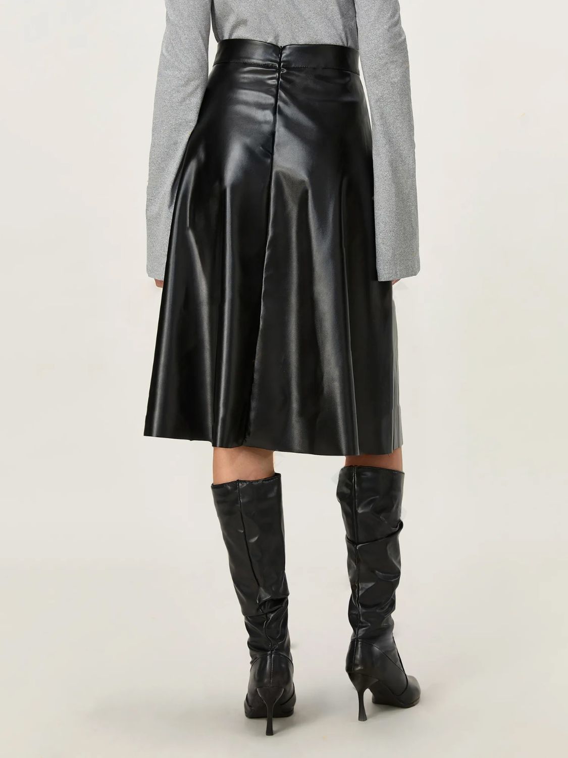 Elegant black leather skirt with high waist and timeless silhouette.
