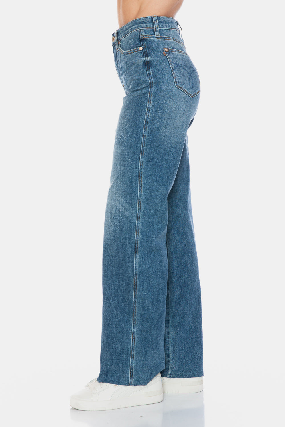 Women’s raw hem denim for casual or dressy looks.
