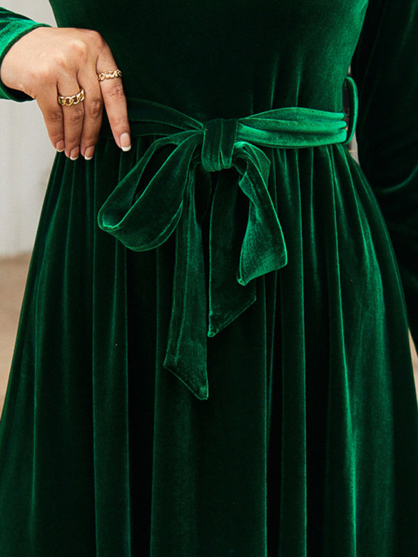 Luxurious green velvet dress with round neck
