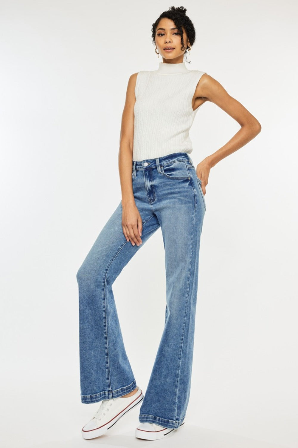 High-rise Kancan wide leg jeans with a relaxed fit.
