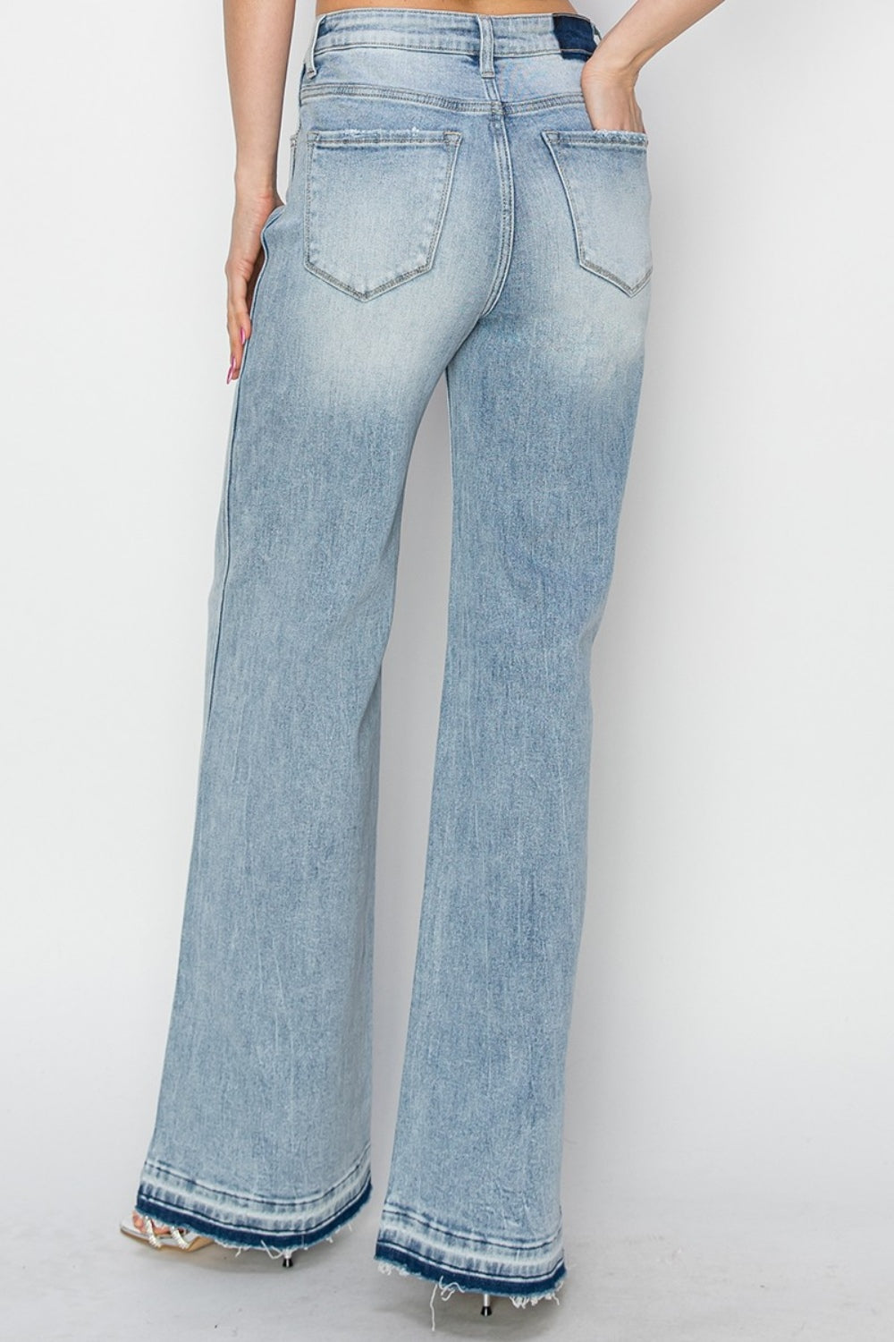 Retro-inspired wide leg jeans in light wash with a modern touch
