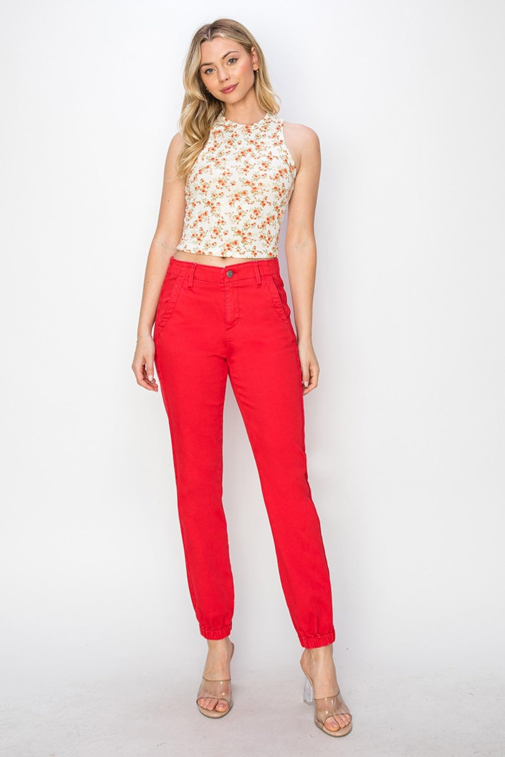 Trendy red jogger jeans with a high-rise waist and elasticized cuffs for a chic finish.





