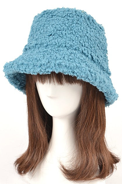 Trendy winter bucket hat in faux fur
