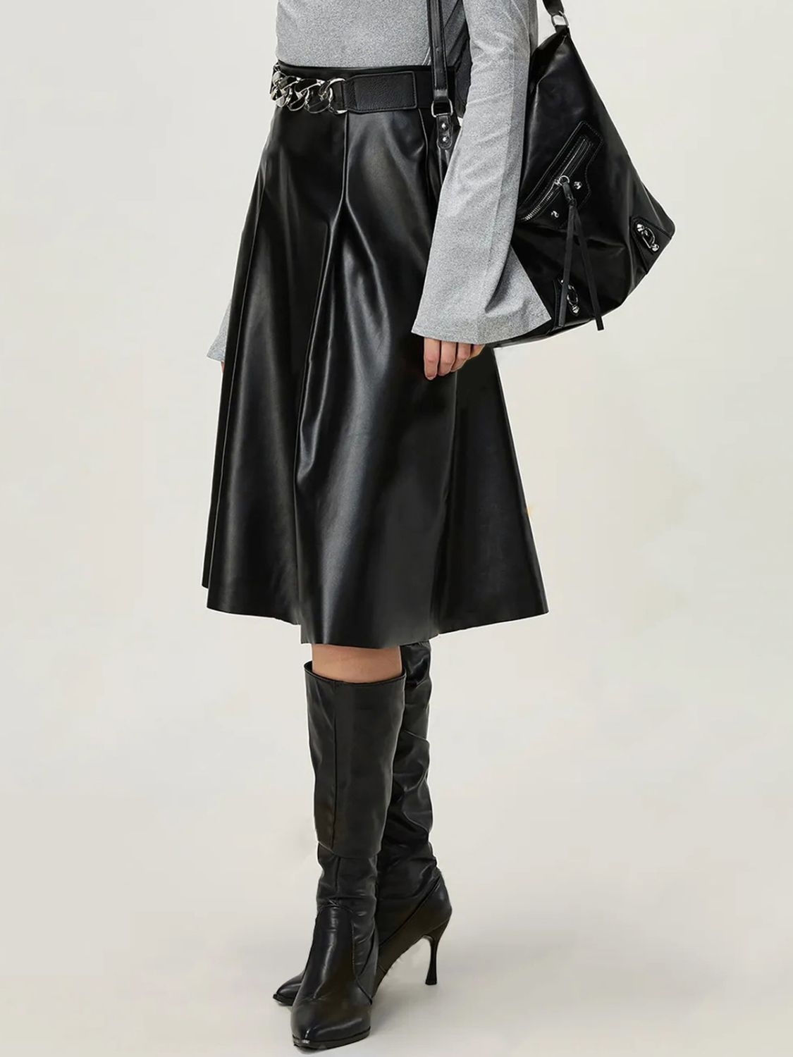 Elegant black leather skirt with high waist and timeless silhouette.
