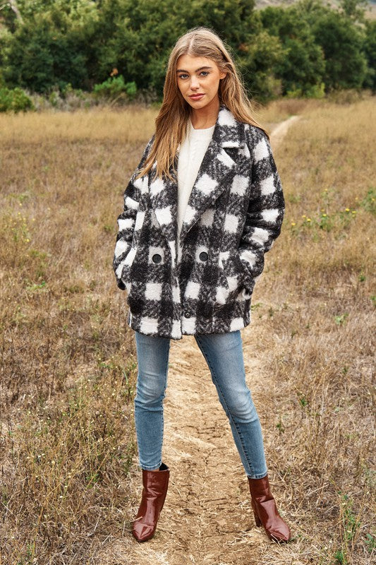 Chic boucle plaid coat for women, featuring side pockets and a lapel neck.
