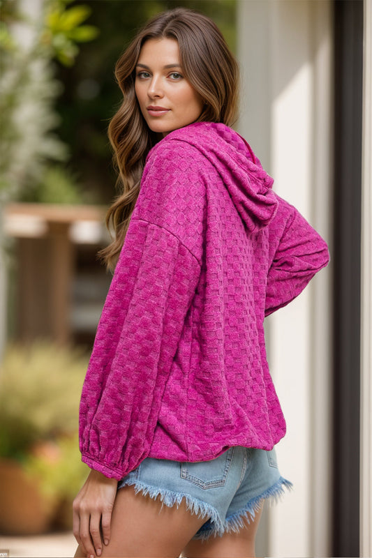 Textured fuchsia hoodie with elastic cuffs for a casual look
