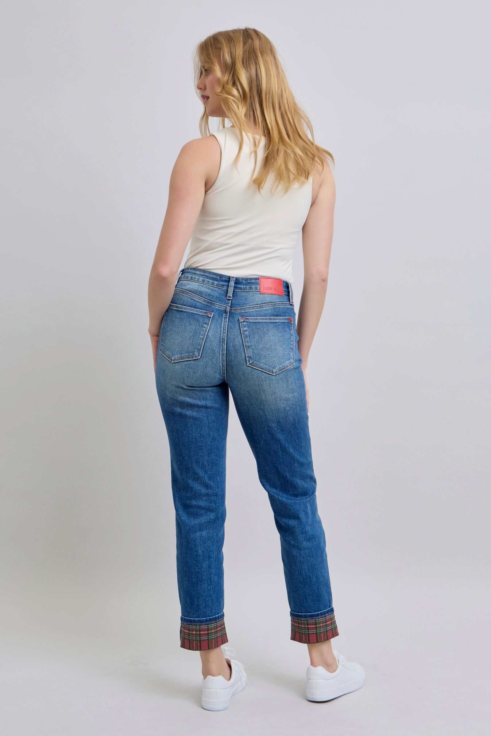 Women’s denim pants with plaid print cuffs, ideal for casual looks.