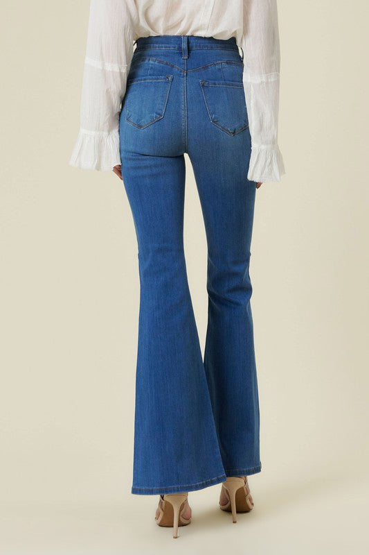 Retro-inspired flare jeans with high waist and stretchy fabric.
