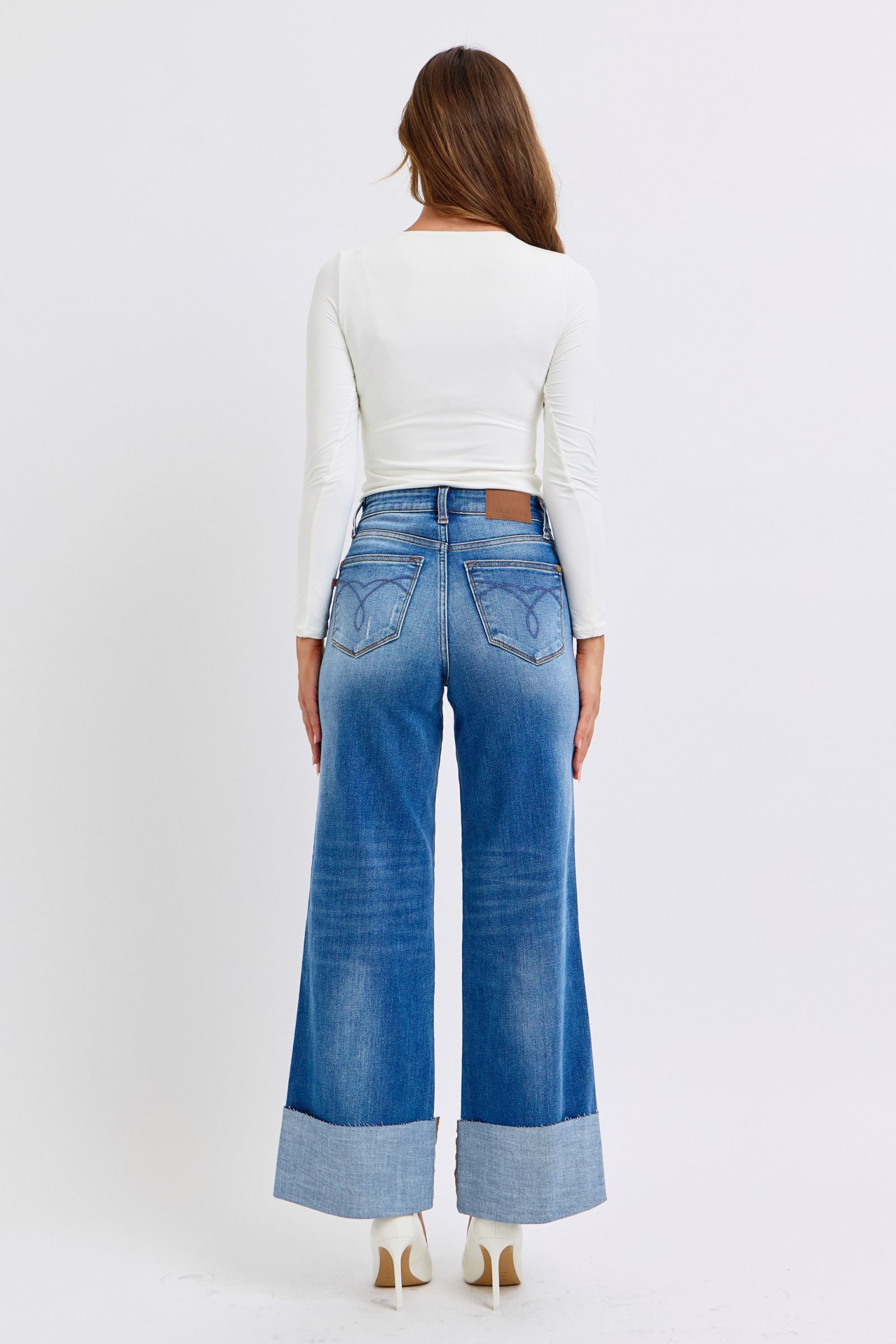 Stylish distressed high waist jeans for casual looks
