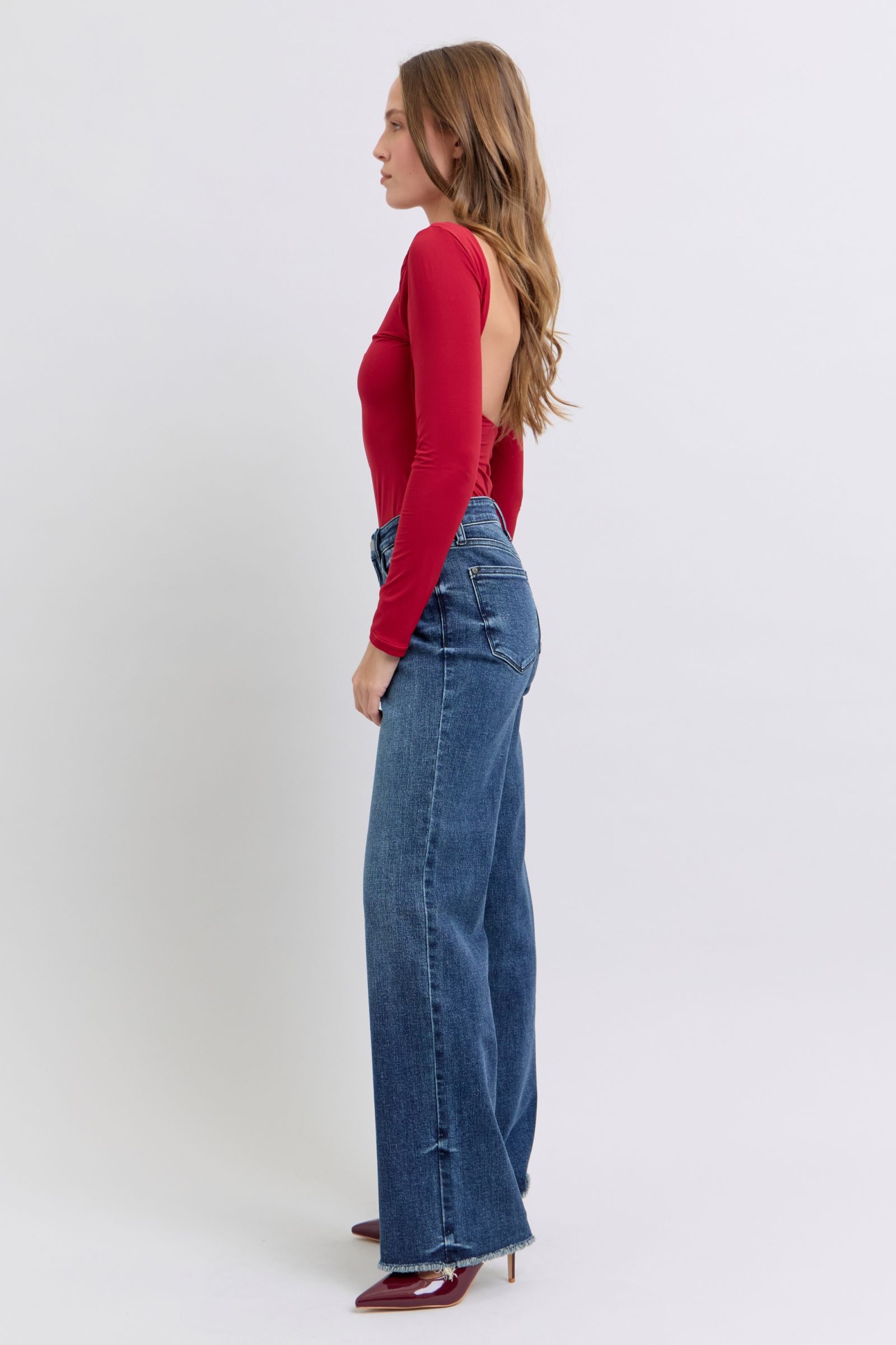 Stylish women's denim with mid-rise fit and frayed raw hem
